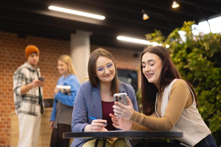 Cyfrowy uniwersytet | Uniwersytet WSB Merito w Poznaniu: Poznań - dwie studentki ze smartfonem