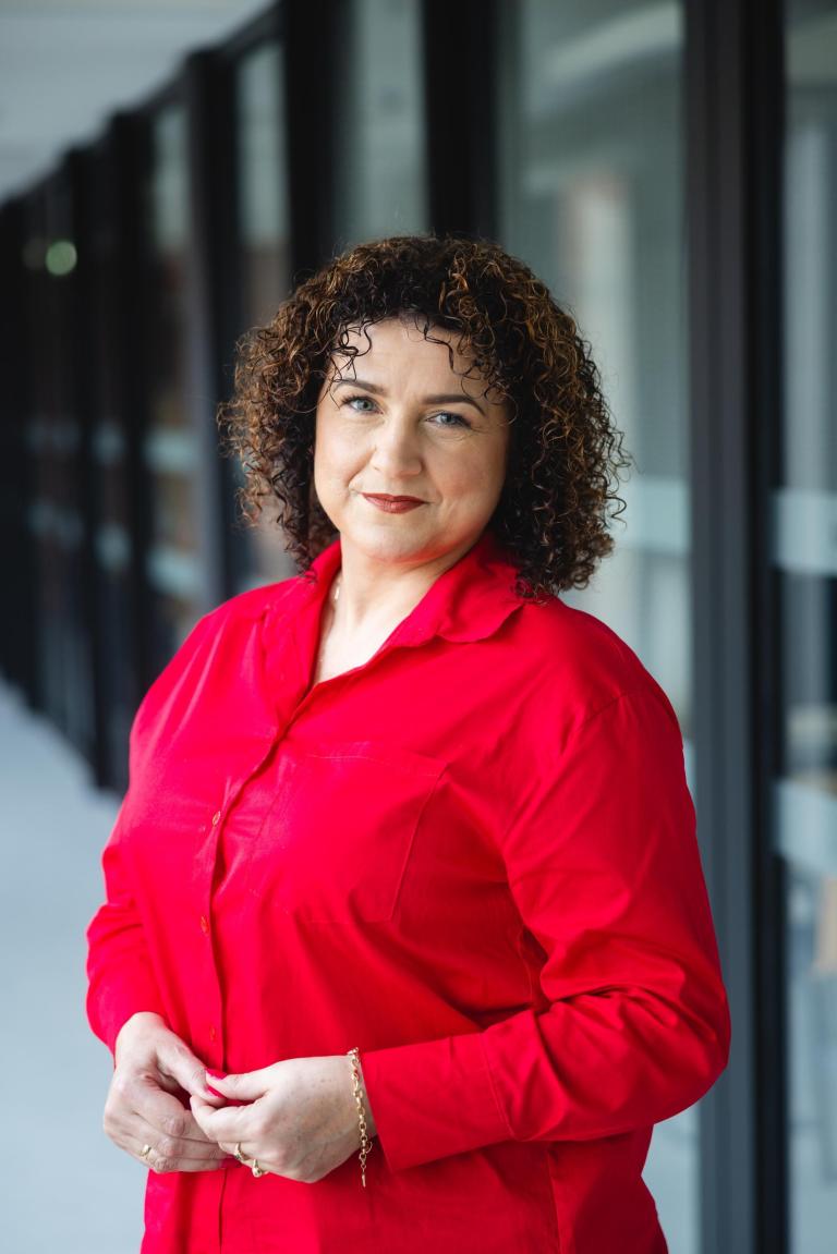 Bankowość i usługi finansowe | Studia II stopnia ze studiami podyplomowymi  | Uniwersytet WSB Merito w Poznaniu: Kobieta w czerwonej koszuli.