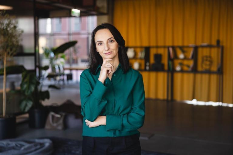 Pośrednictwo pracy | Uniwersytet WSB Merito w Poznaniu: Kobieta w zielonej koszuli.