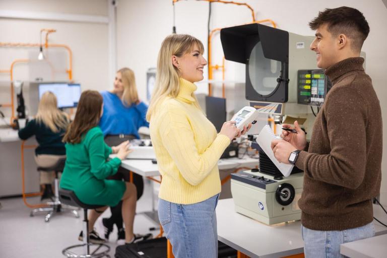 Poznaj nas | Uniwersytet WSB Merito w Poznaniu: Poznań - studenci w laboratorium