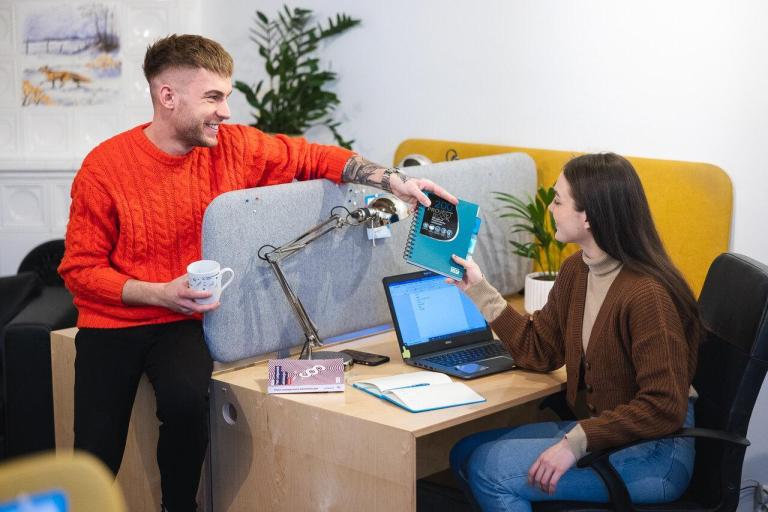 Poznaj nas | Uniwersytet WSB Merito w Poznaniu: Poznań - studenci w biurze