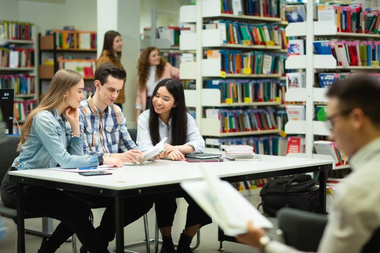 Cyfrowy uniwersytet | Uniwersytet WSB Merito w Poznaniu: Poznań - studenci w bibliotece