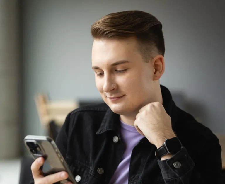 Strefa studenta | Uniwersytet WSB Merito w Poznaniu: Poznań student z telefonem