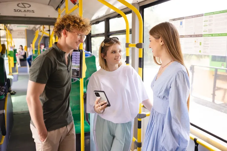 Informatyka | Studia I stopnia w Poznaniu | Uniwersytet WSB Merito w Poznaniu: Poznań - stypendia i zniżki II stopień - studenci w tramwaju