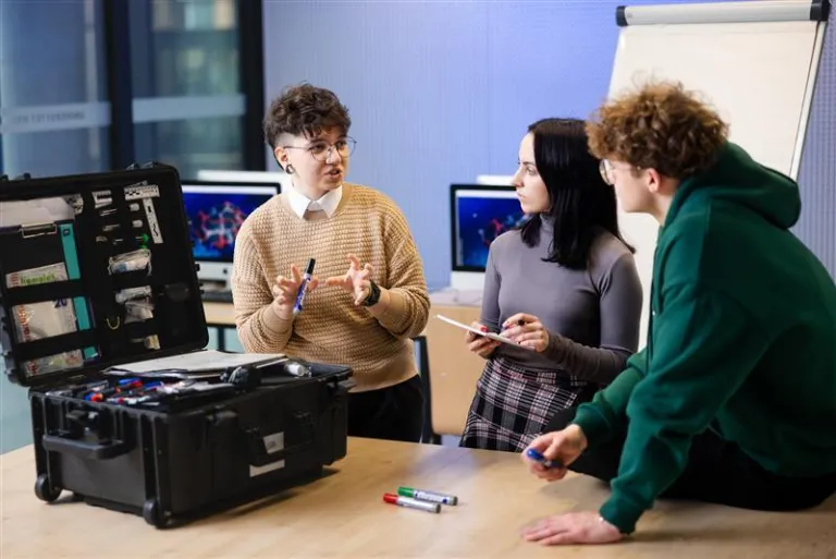 Informatyka (4 semestralna) | Studia II stopnia w Poznaniu | Uniwersytet WSB Merito w Poznaniu: poznan_lic_bezpieczenstwo_wewnetrzne_studenci z walizką kryminalistyczną