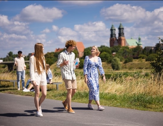 Studia II stopnia z podyplomowymi w Poznaniu | Uniwersytet WSB Merito w Poznaniu: Grupa studentów spaceruje w słoneczny dzień nad Wartą w Poznaniu