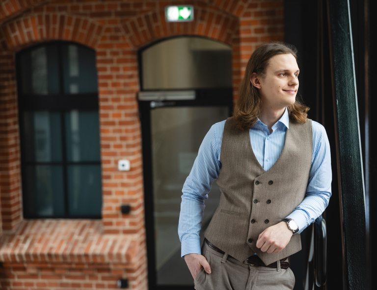 Bezpieczeństwo i ochrona cyberprzestrzeni | Studia podyplomowe w Poznaniu | Uniwersytet WSB Merito w Poznaniu: Główna grafika: Poznań - studia podyplomowe - Uczestnik studiów podyplomowych pozujący do zdjęcia