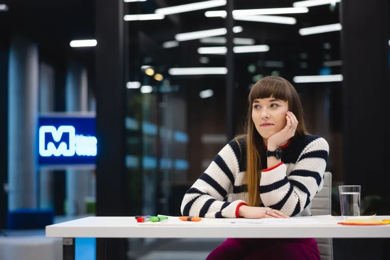 Fintech - innowacje technologiczne na rynku finansowym | Studia podyplomowe w Poznaniu | Uniwersytet WSB Merito w Poznaniu: Główna grafika: Poznań - studia podyplomowe - Uczestniczka studiów podyplomowych podczas sesji zdjęciowej w tle logo Merito