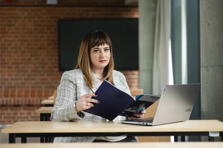 Zniżki i dofinansowania | Uniwersytet WSB Merito w Poznaniu: Uczestniczka studiów MBA czytająca informator- Uniwersytet WSB Merito w Poznaniu