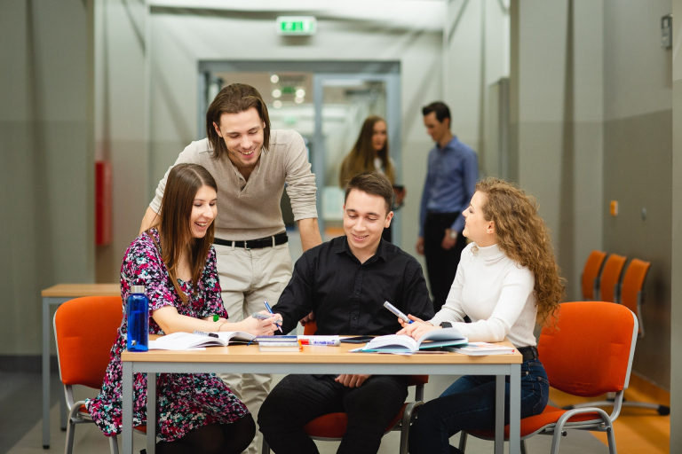 FOR UKRAINE Programme for Scientists from Ukraine Cooperating with Scientists from Poland | Uniwersytet WSB Merito w Poznaniu: Grupa studentów pracuje przy stole