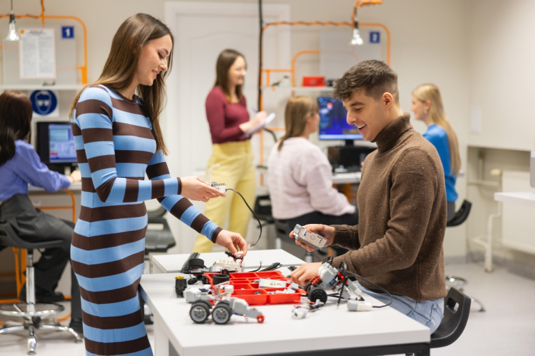 Ekostrategie | Studia I stopnia w Poznaniu | Uniwersytet WSB Merito w Poznaniu: Studenci podczas zajęć w labolatorium informatycznym.