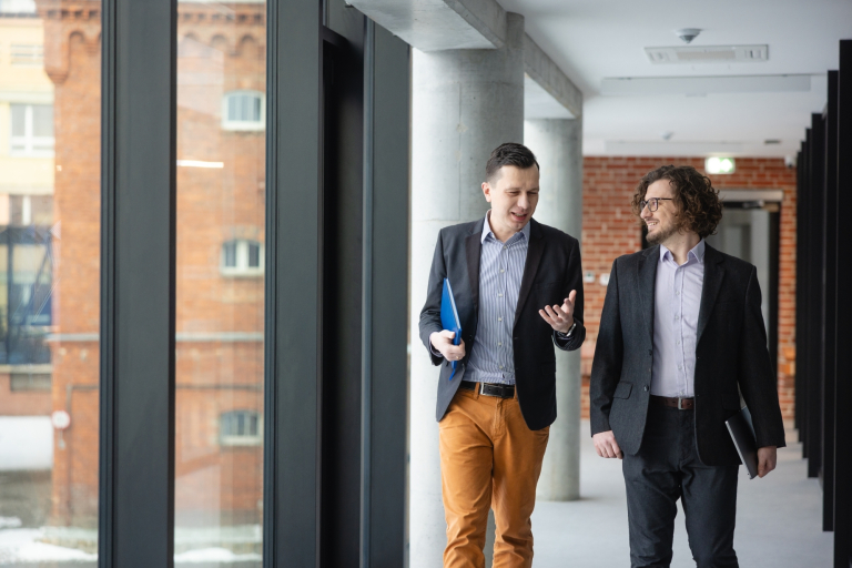 Studia MBA i EMBA w Poznaniu | Uniwersytet WSB Merito w Poznaniu: Uczestnicy idący korytarzem WSB Merito POznań