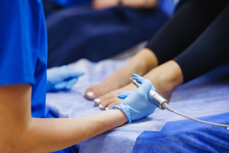 Podiatria | Studia I stopnia w Poznaniu | Uniwersytet WSB Merito w Poznaniu: kobiety wykonują zabiegi podologiczne w gabinecie