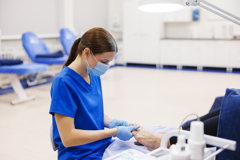 Podiatria | Studia I stopnia w Poznaniu | Uniwersytet WSB Merito w Poznaniu: kobiety wykonują zabiegi podologiczne w gabinecie