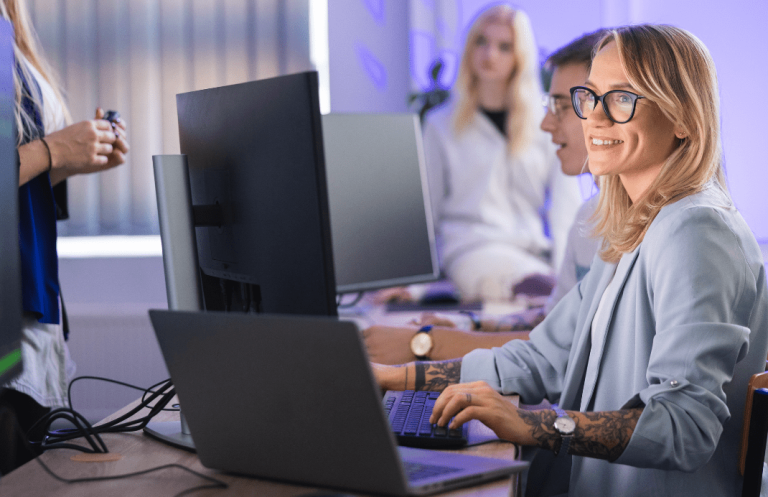 Claude CLI - warsztat techniczny (hands-on) | Szkolenia i kursy w Poznaniu | Uniwersytet WSB Merito w Poznaniu: grupa pracuje przy komputerach