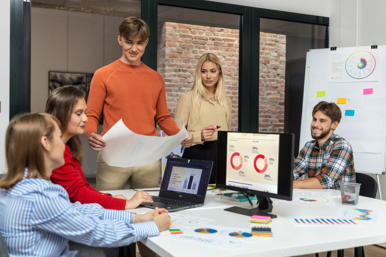 Nowe trendy w marketingu - cyfrowa transformacja w marketingu | Szkolenia i kursy w Poznaniu | Uniwersytet WSB Merito w Poznaniu: grupa analizuje dokumenty