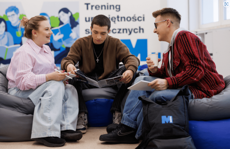 Podiatria sportowa | Studia I stopnia w Poznaniu | Uniwersytet WSB Merito w Poznaniu: grupa uczniów siedzi na pufach i rozmawia