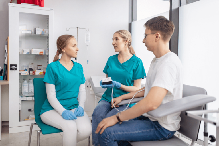 Podiatria | Studia I stopnia w Poznaniu | Uniwersytet WSB Merito w Poznaniu: pielęgniarki mierzą pacjentowi ciśnienie