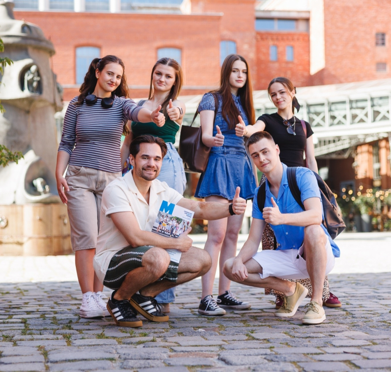 Stypendia i zniżki | Uniwersytet WSB Merito w Poznaniu: Grupa studentów wspólnie analizuje dokumenty