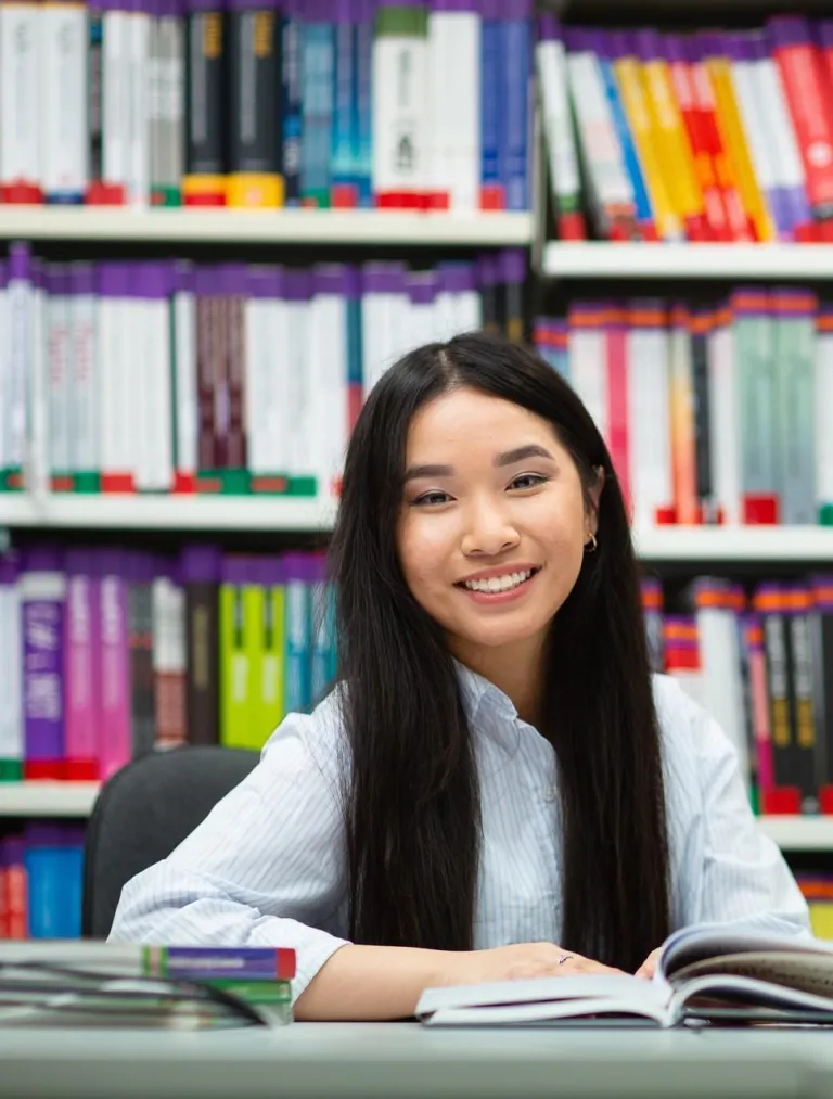 Administracja | Uniwersytet WSB Merito w Poznaniu: Poznań_Zasady rekrutacji I stopień_studentka w bibliotece