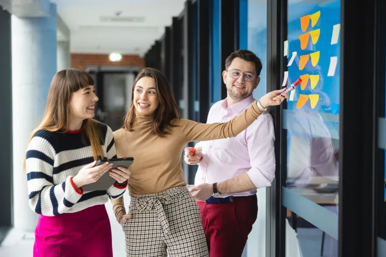 Zarządzanie nowoczesnymi usługami biznesowymi | Uniwersytet WSB Merito w Poznaniu: Główna grafika: Poznań - studia podyplomowe - Uczestnicy studiów podyplomowych podczas zajęć