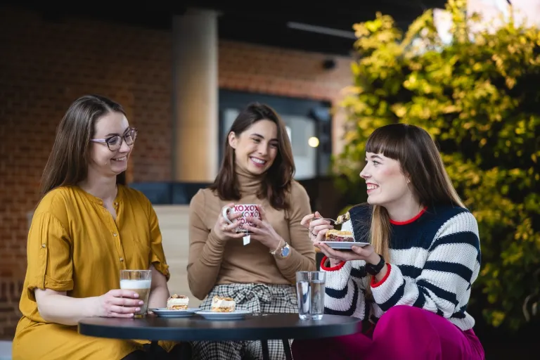 Bezpieczeństwo wewnętrzne | Studia II stopnia ze studiami podyplomowymi w Poznaniu | Uniwersytet WSB Merito w Poznaniu: Główna grafika: Poznań - studia podyplomowe - Uczestnicy studiów podyplomowych podczas zajęć