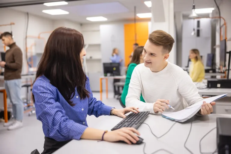 Menedżer ESG | Studia I stopnia w Poznaniu | Uniwersytet WSB Merito w Poznaniu: Studenci podczas zajęć w labolatorium informatycznym.