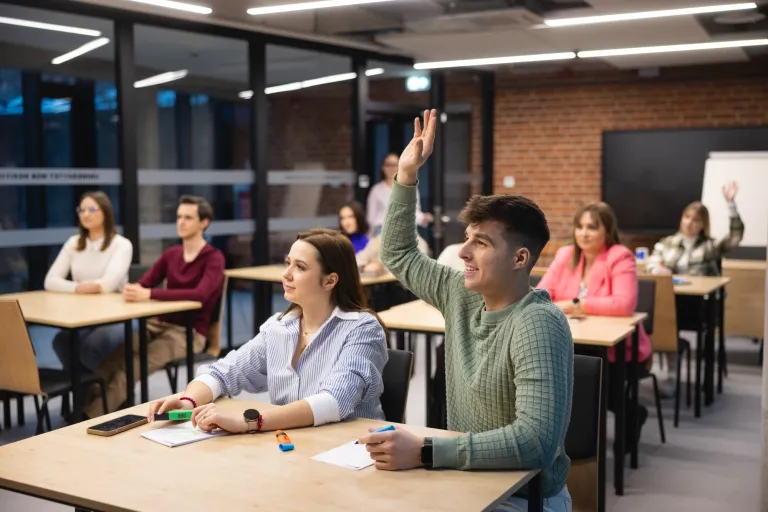 Inżynieria zarządzania procesami produkcji | Studia I stopnia w Poznaniu | Uniwersytet WSB Merito w Poznaniu: Studenci zgłaszający się do odpowiedzi podczas zajęć.