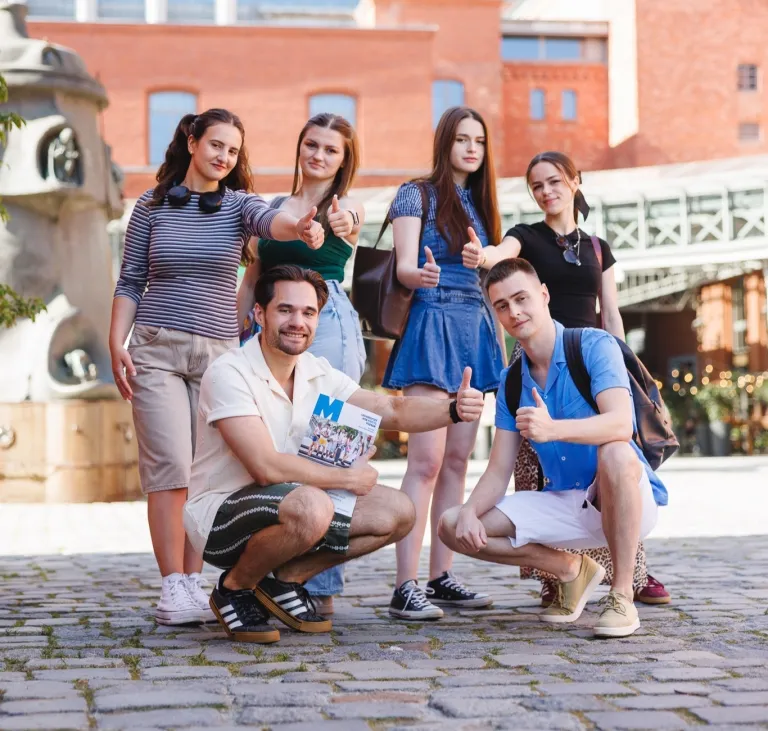 Zostań twarzą Uniwersytetu WSB Merito! | Aktualności | Uniwersytet WSB Merito w Poznaniu: Grupa studentów wspólnie analizuje dokumenty