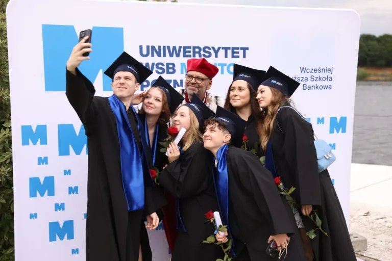 Zapisy na Absolutorium 2026! | Aktualności | Uniwersytet WSB Merito w Poznaniu: absolutorium selfie