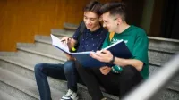Университет ВСБ Мерито в Хожуве | Университеты ВСБ Мерито: studenci na schodach