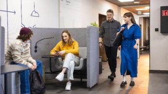 Университет ВСБ Мерито в Хожуве | Университеты ВСБ Мерито: studenci na przerwie
