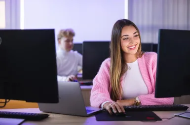 Университет ВСБ Мерито в Лодзиь | Университеты ВСБ Мерито: studentka przy komputerze
