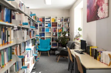 Университет ВСБ Мерито в Гдыне | Университеты ВСБ Мерито: wnętrze biblioteki