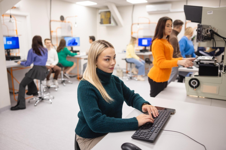 Университет ВСБ Мерито в Лодзиь | Университеты ВСБ Мерито: Studentka Uniwersytetu WSB Merito w Łodzi pracują wspólnie nad projektem.