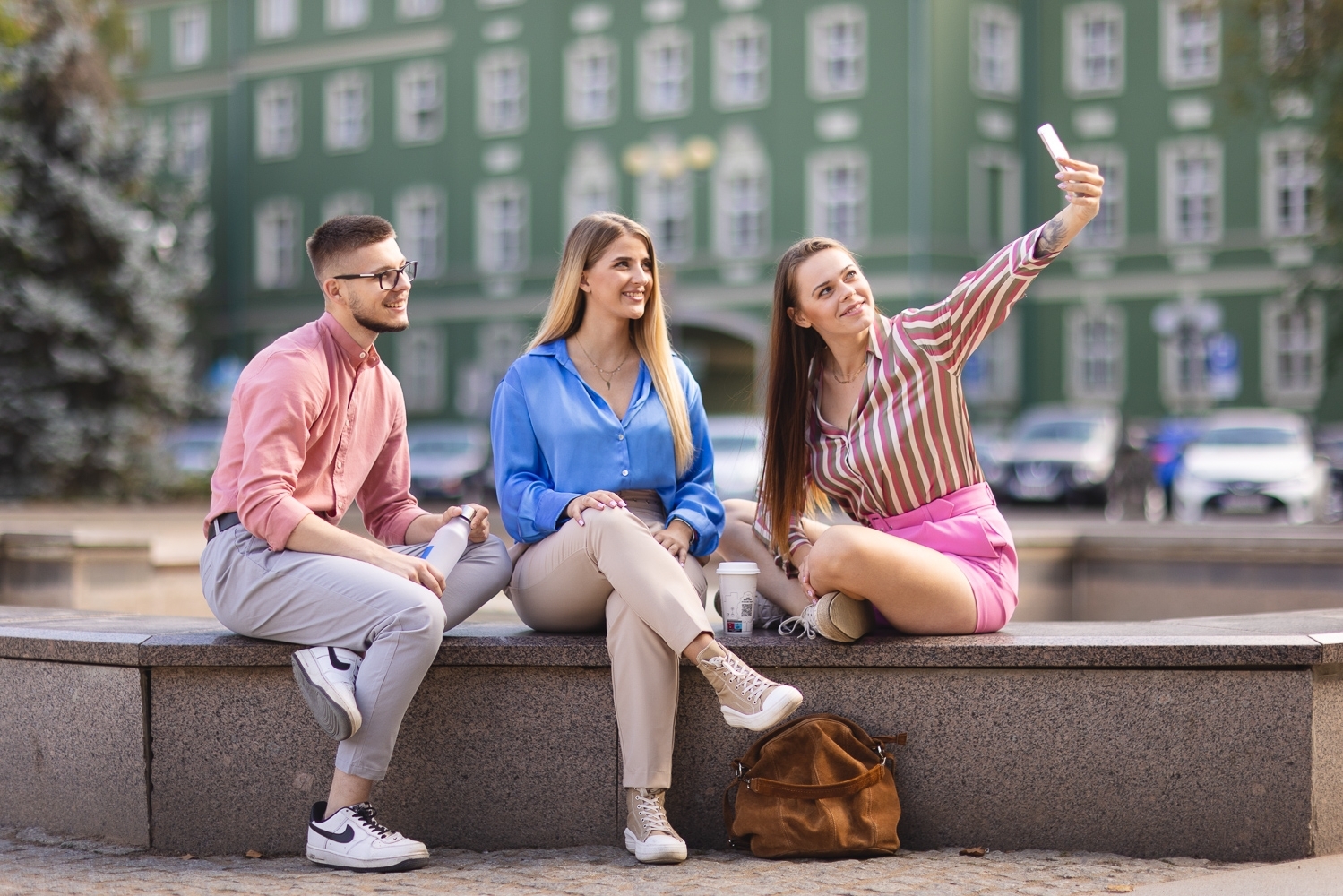 Grupa trzech młodych ludzi robiąca selfie na świeżym powietrzu