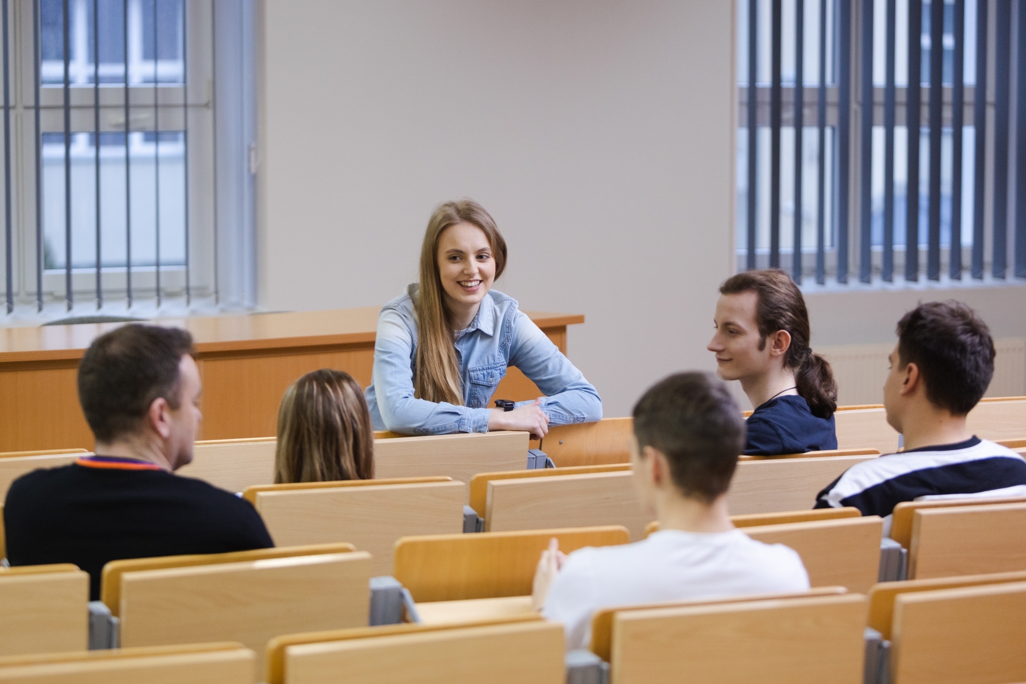 Grupa osób w sali wykładowej