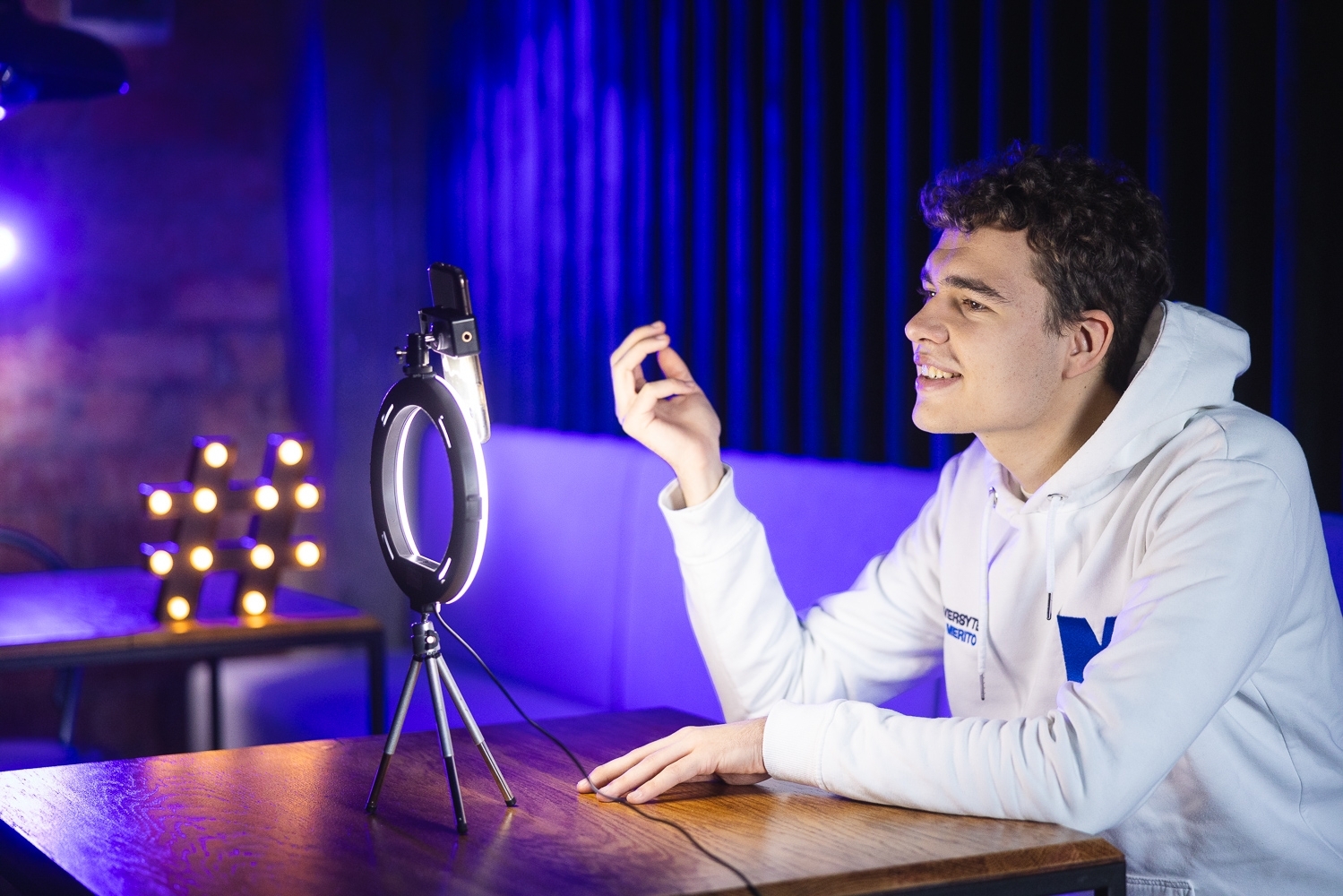 Chłopak przed statywem nagrywający filmik