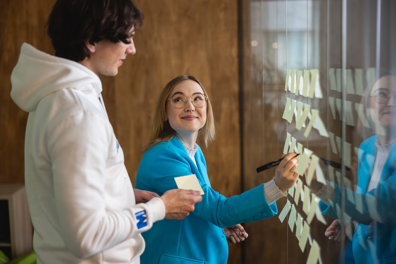 student i studentka przy szybie