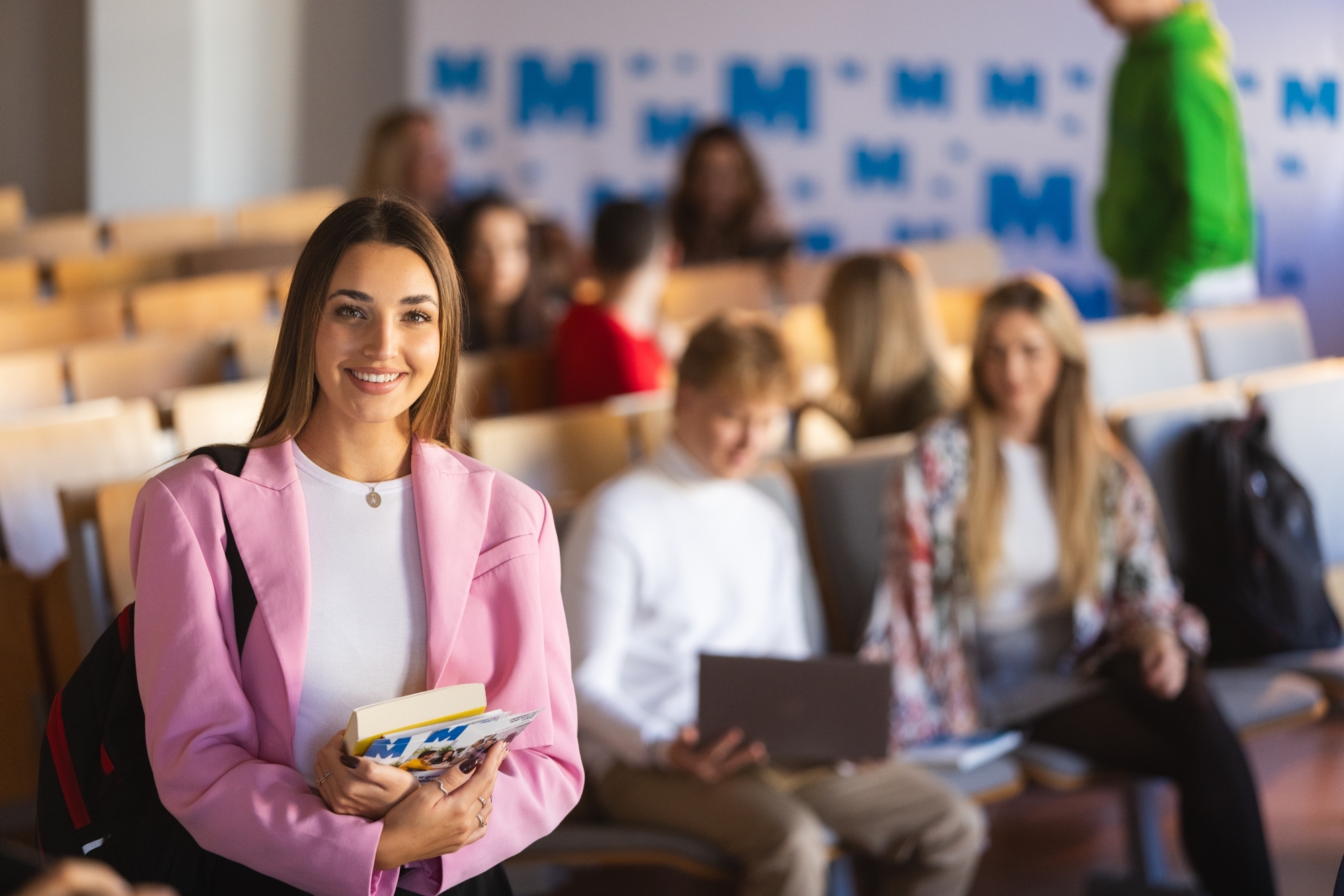 Kobieta w sali wykładowej