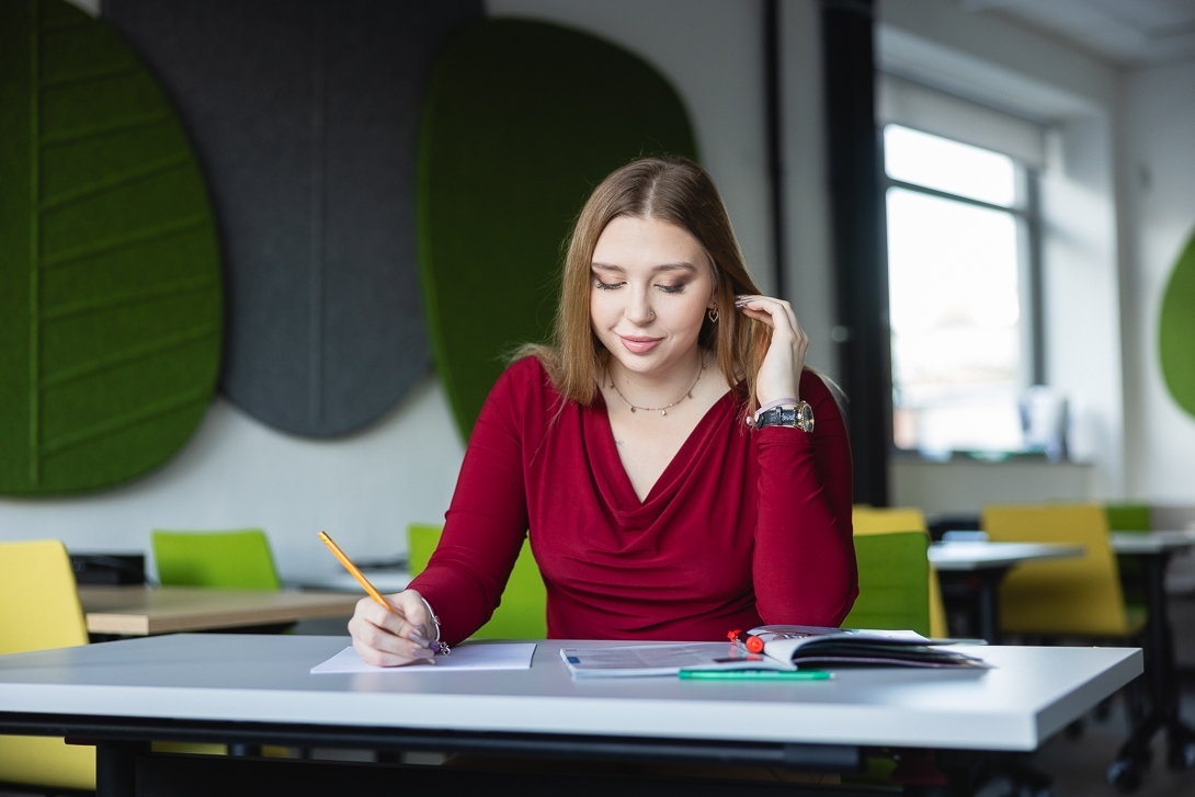 Kobieta siedząca przy biurku
