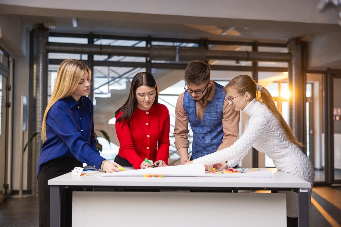 Grupa osób stojąca przy stole