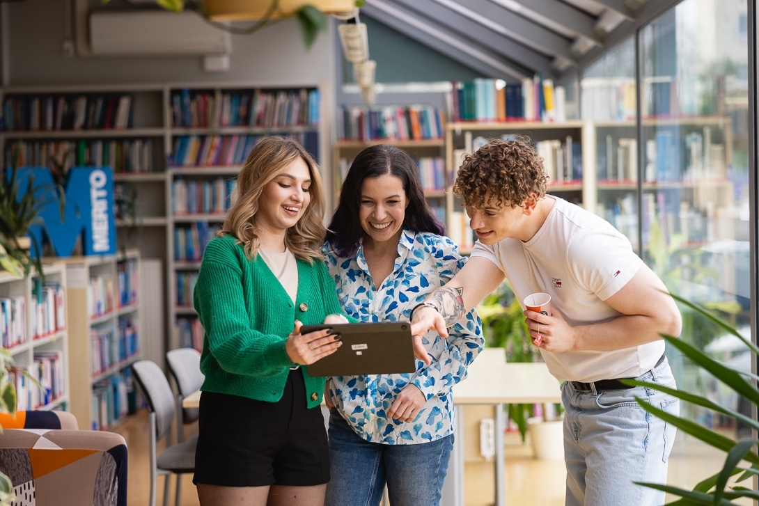Grupa osób w bibliotece
