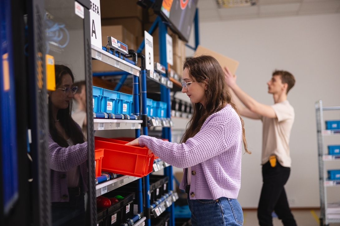 Kobieta wyciągająca rzeczy z pudełka