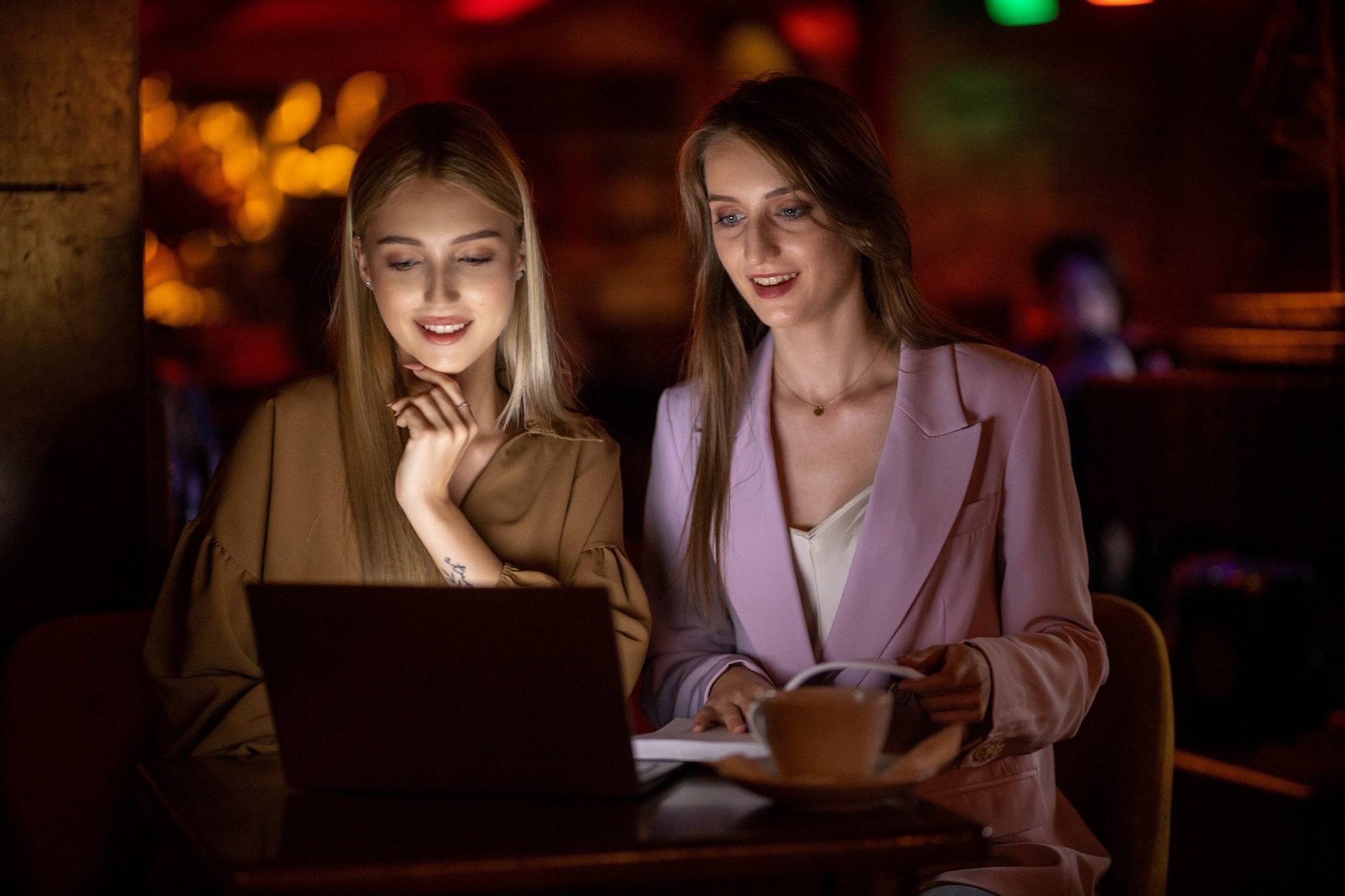 Dwie kobiety przy komputerze