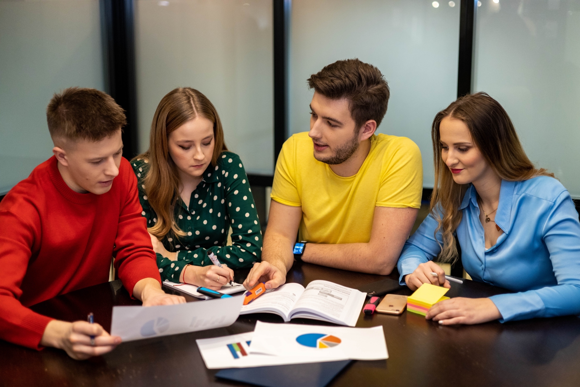 Czwórka ludzi pracujących wspólnie przy stole