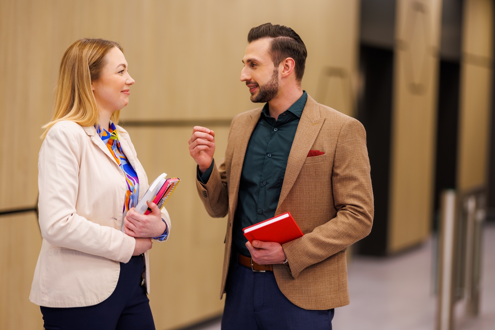 Chłopak i dziewczyna rozmawiają na korytarzu