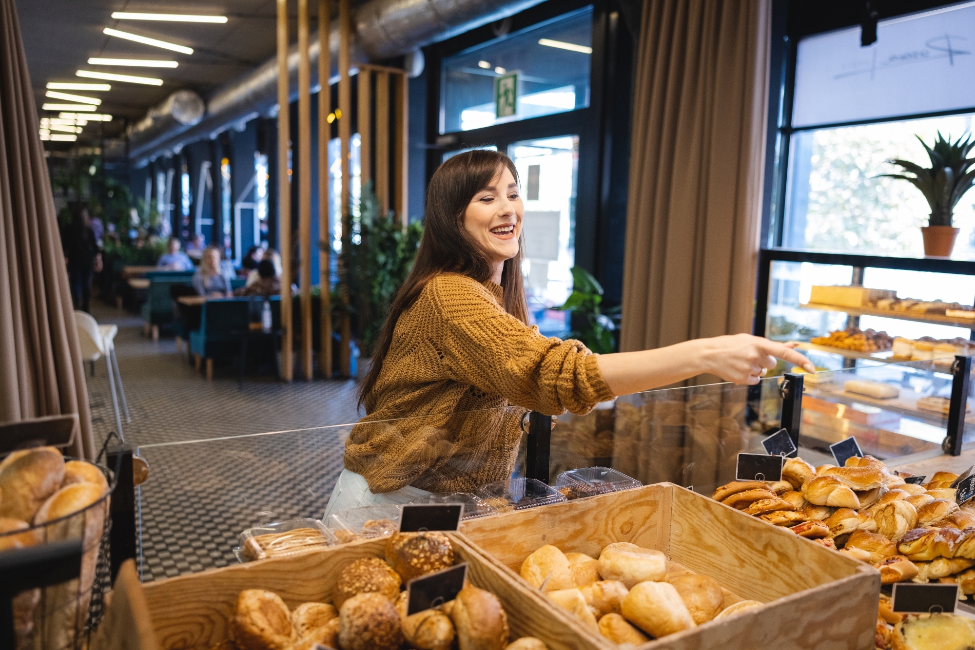 Kobieta wybierająca pieczywo w sklepie