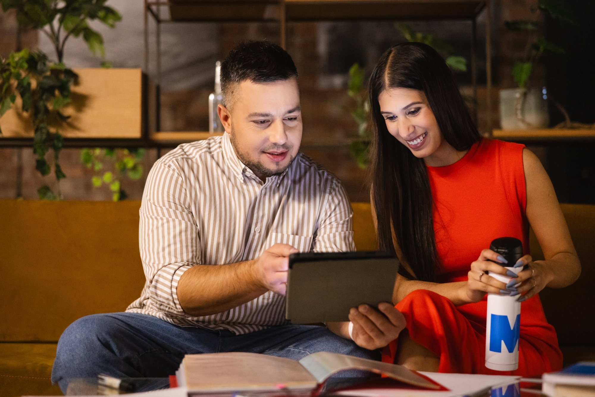 Kobieta oraz mężczyzna zaglądający do tableta