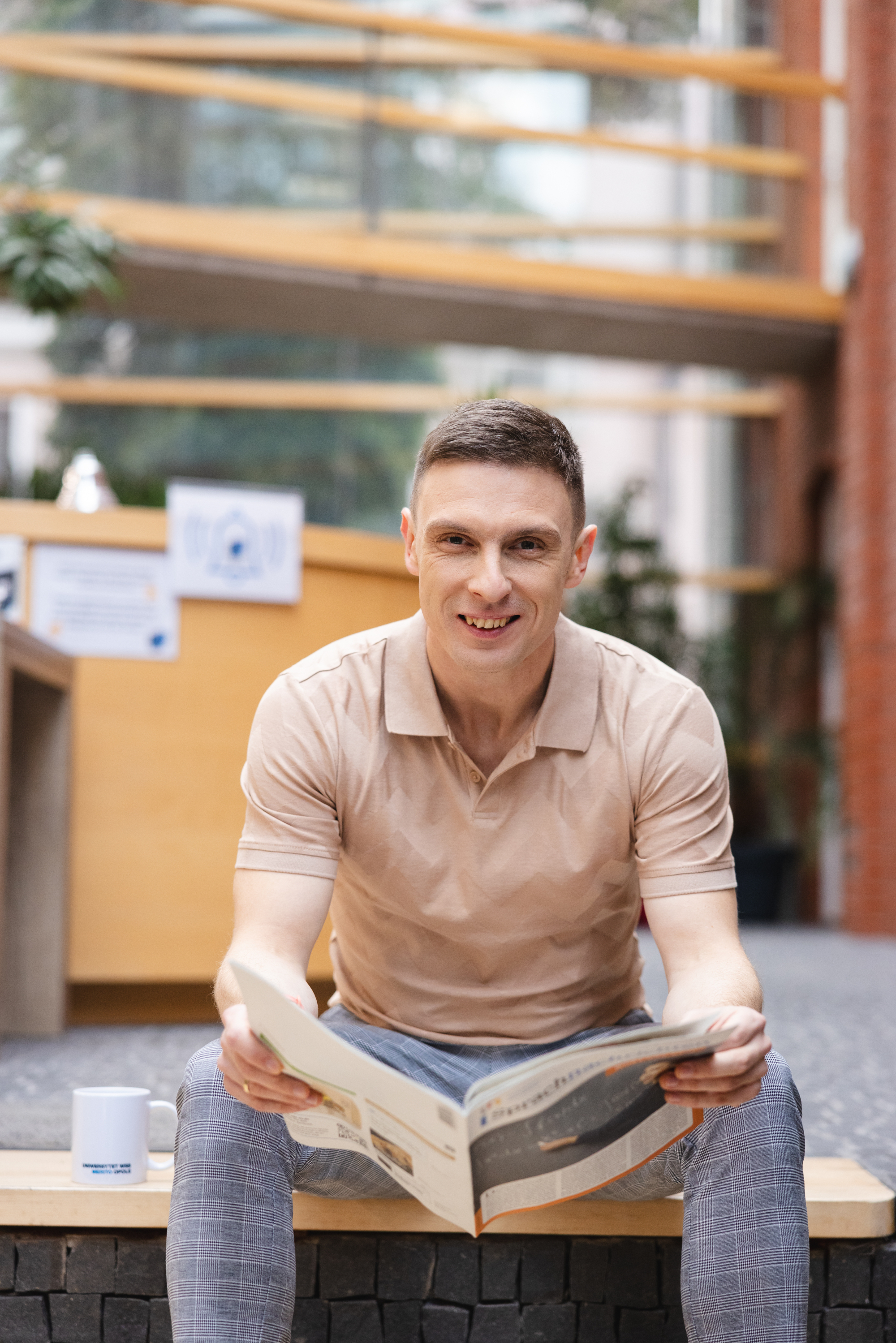 Mężczyzna czytający gazetę siedząc